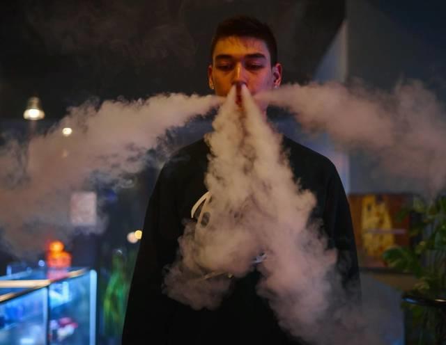Vapor达人丨21岁的“电子烟之王”，颜值高吐烟技巧更高！